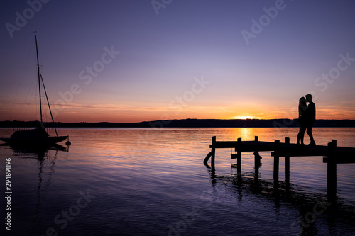 Silueta de una pareja durante el atardecer en el Lago de Starnberg (Múnich, Alemania)