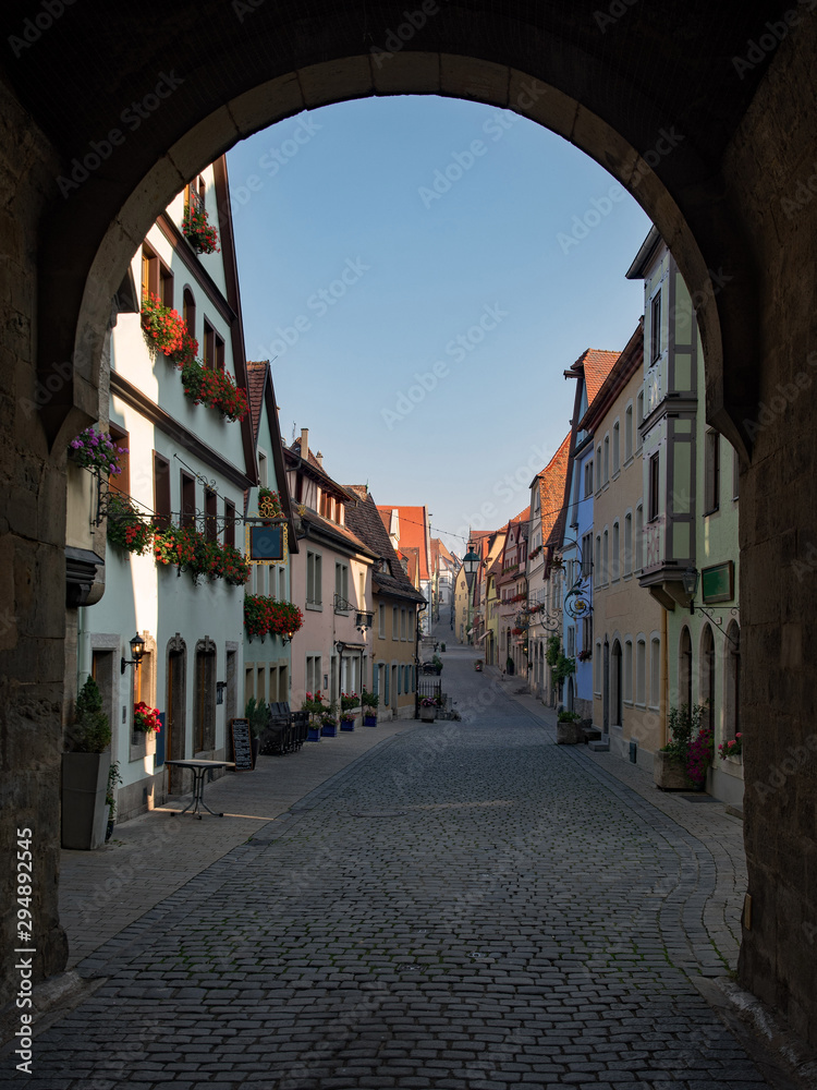 Straße in der Altstadt von Rothenburg ob der Tauber in Mittelfranken, Bayern, Deutschland 