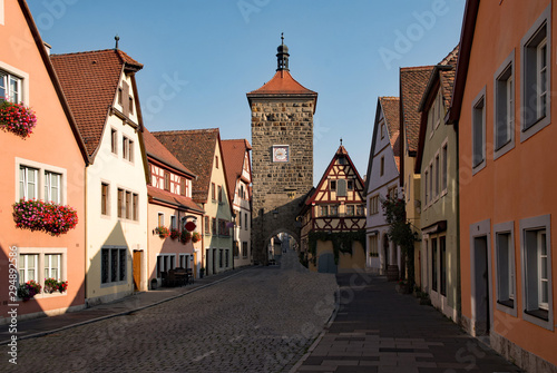 Stra  e in der Altstadt von Rothenburg ob der Tauber in Mittelfranken  Bayern  Deutschland 