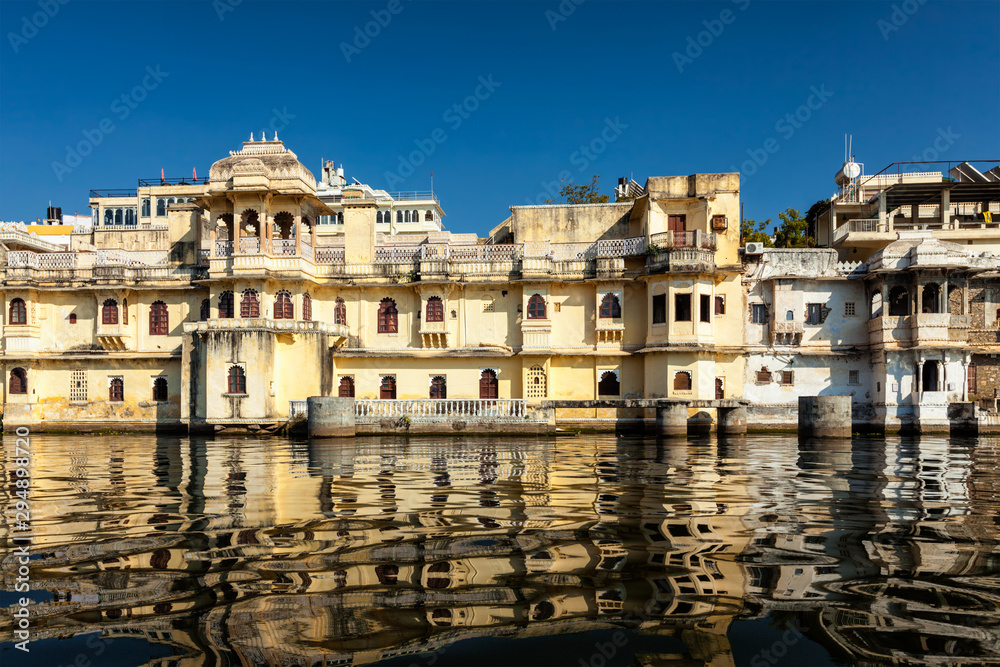 Obraz premium City Palace on Lake Pichola, Udaipur, Rajasthan, India