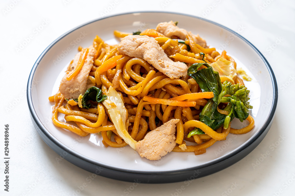 stir-fried yakisoba noodles with chicken