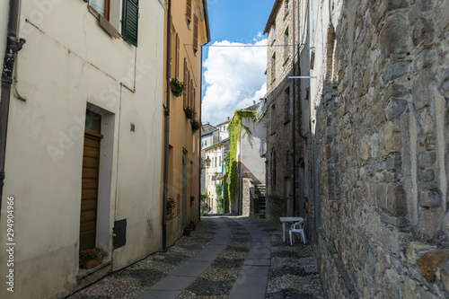 Fototapeta Naklejka Na Ścianę i Meble -  Narrow alley in the ancient village of Compiano in Italy 