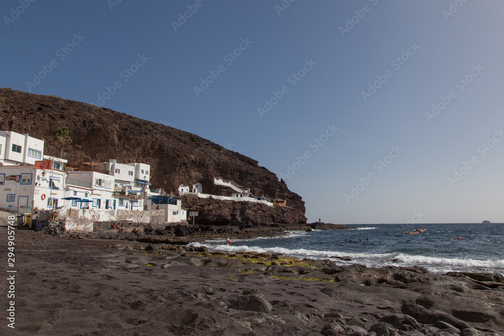 pueblo de Tufia desde la playa