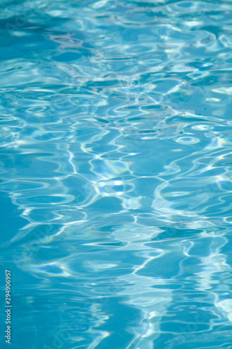 A close-up of sun reflections in pool water © Korhan