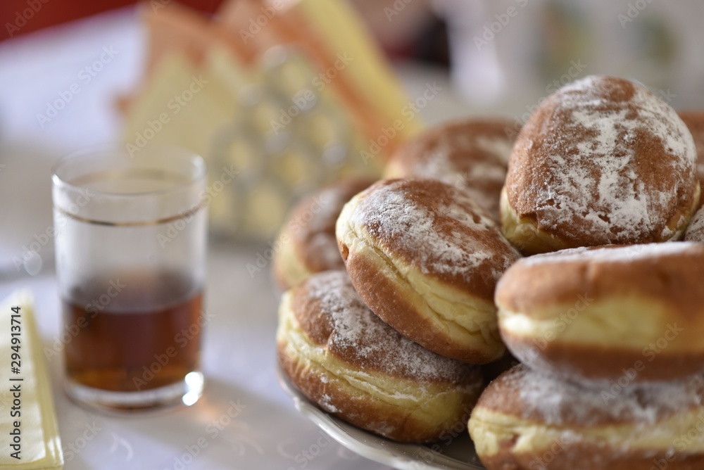 donuts with powdered sugar