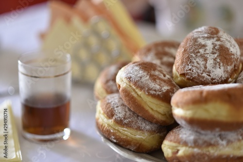 donuts with powdered sugar