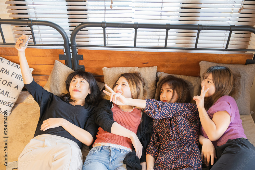 ガールズトーク・撮影 Stock Photo Adobe Stock