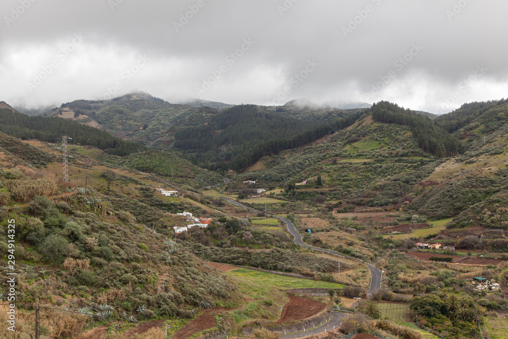 Fototapeta premium paisaje de montaña verde con pueblo en la isla de Gran Canaria
