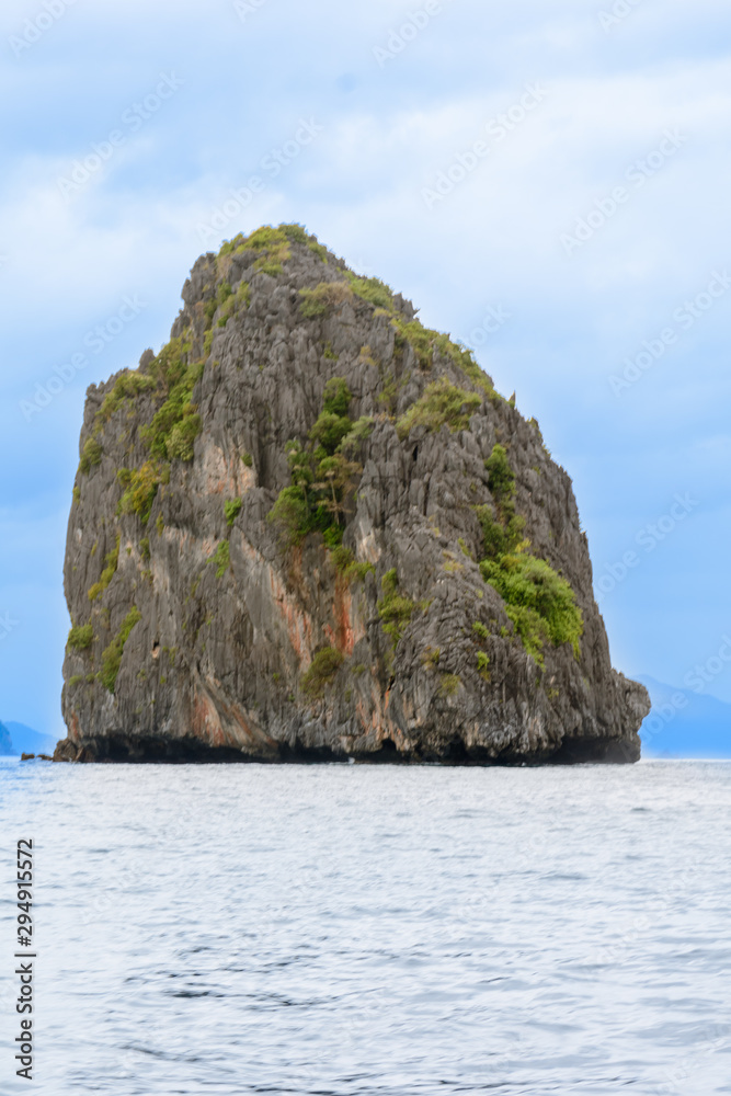 Fototapeta premium Rock in middle of ocean 