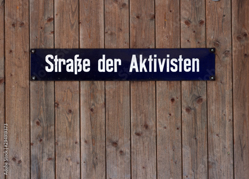 Hinweisschild-Straße der Aktivisten angebracht an Holztür