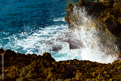 Schilderij op canvas Olas rompiendo en los acantilados de Sierra Helada en Benidorm,Alicante(España)(