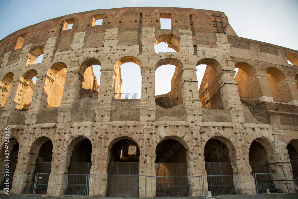 Obraz premium Fragment of the wall of the Colosseum - amphitheater, architectural monument of Ancient Rome.
