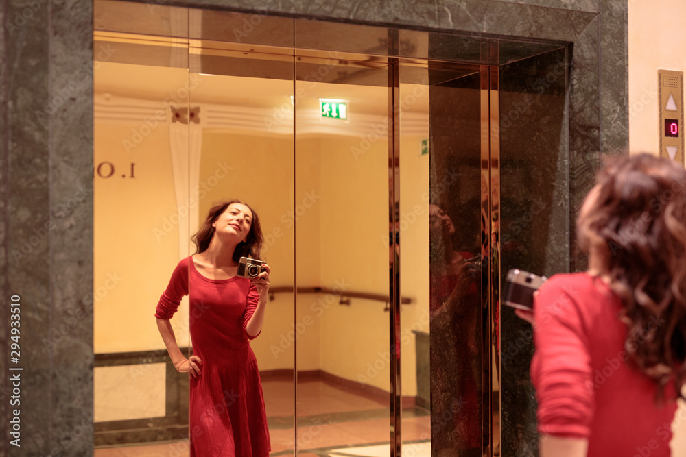 Fototapeta premium Wunderbare Schöne Frau in der Nacht von Berlin