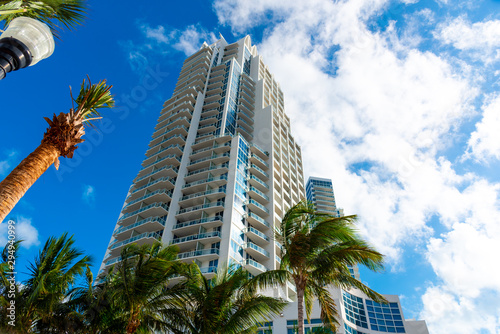 Skyscrapers and palm trees in Miami Beach © Gabriele Maltinti