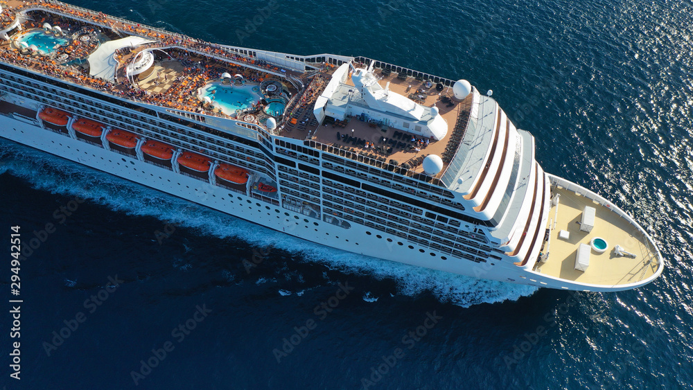 Φωτογραφία Aerial top view photo of huge cruise liner with pools and outdoor facilities cru