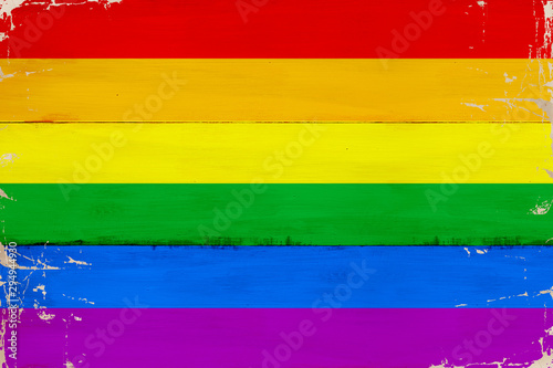 Flaga LGBT malowana na starej desce.