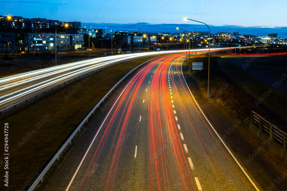 Feierabendverkehr auf dem Þjóðvegur, einer der zentralen Zufahrtsstrasse in die Stadt