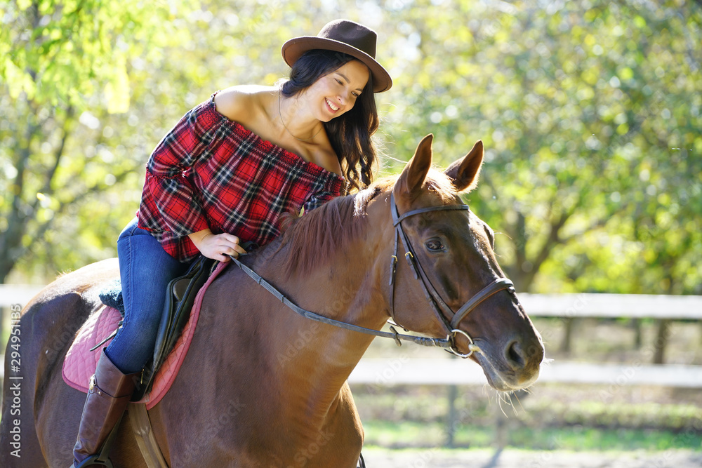 Obraz premium cowgirl riding a horse