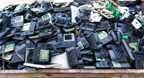 Alte Telephone, Computer und Elektronik Müll. Old telephones and computer elektronic waste.