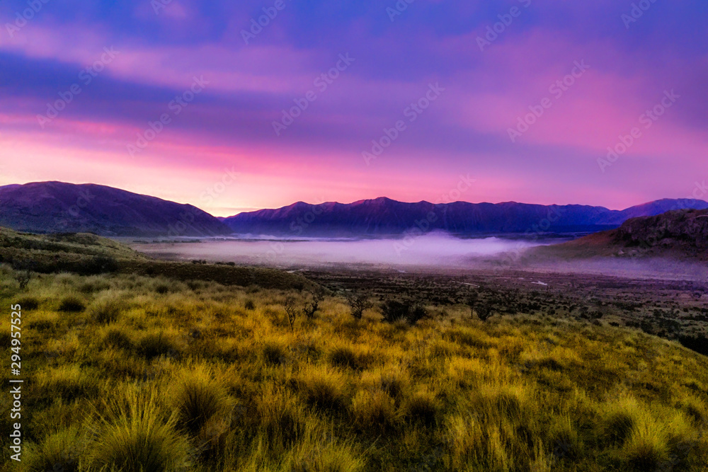 Obraz premium Early morning fog at dawn in the Ashburton high country Southern alps