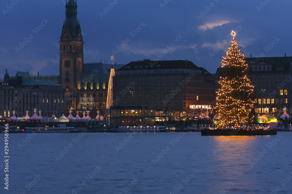 Obraz premium View over Hamburg's Binnenalster with Jungfernstieg and town hall at Christmas lights, Hamburg, Germany