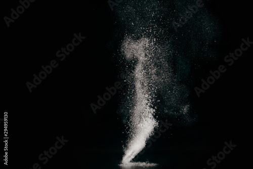 Obraz na plátne Tablet dissolving in water with bubbles