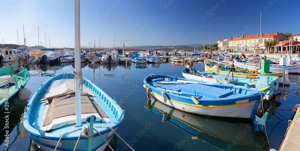 Obraz premium Fishing boats in a little harbour on the French Riviera near Toulon