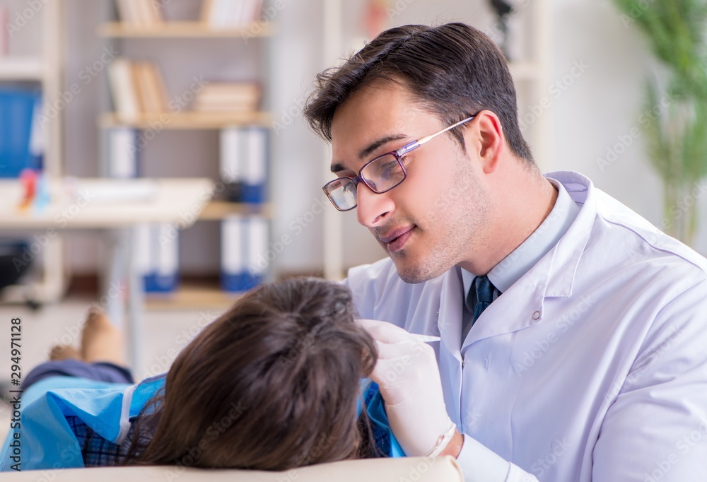 Obraz premium Patient visiting dentist for regular check-up and filling