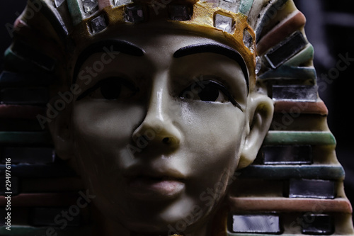 Tableau sur toile Pharoah statue face close-up.