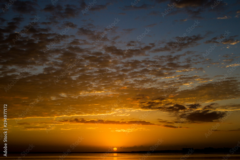 Obraz premium Sunrise over lake Monroe Florida