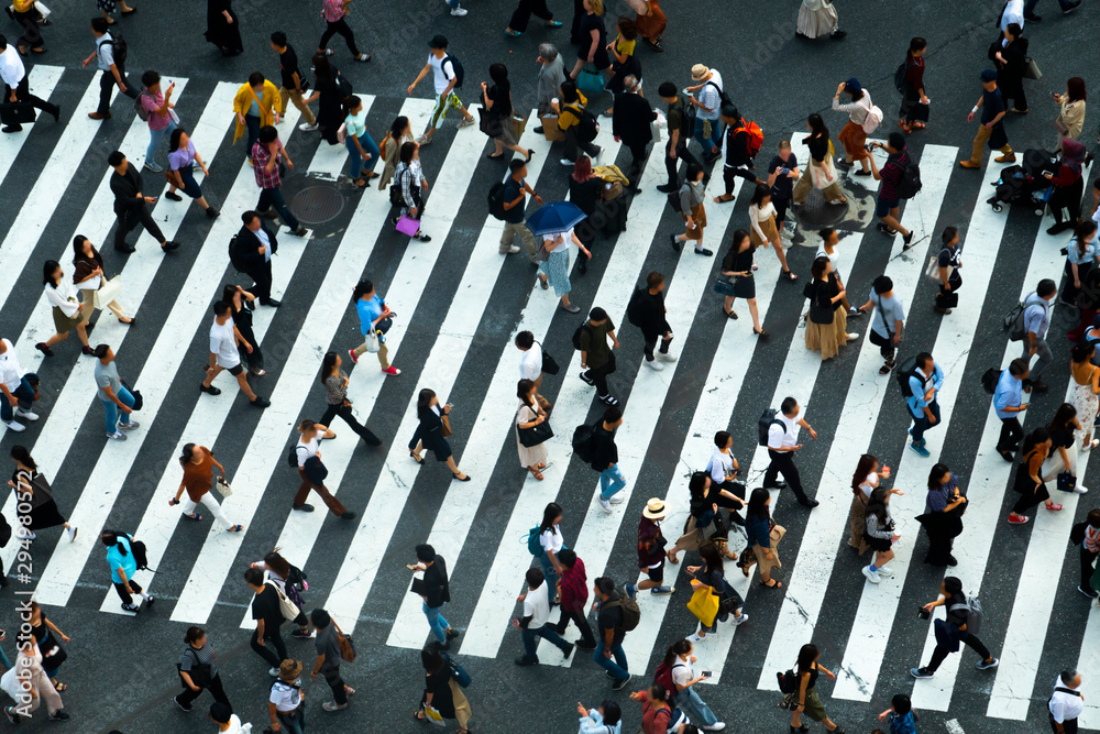 Naklejka premium 渋谷交差点を歩く人々