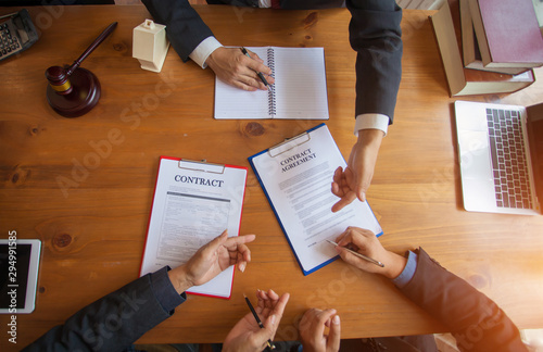 Grupa ludzie biznesu i prawnicy dyskutuje kontraktacyjnych papiery, konsultacja między męskim prawnikiem i biznesmena pojęcie