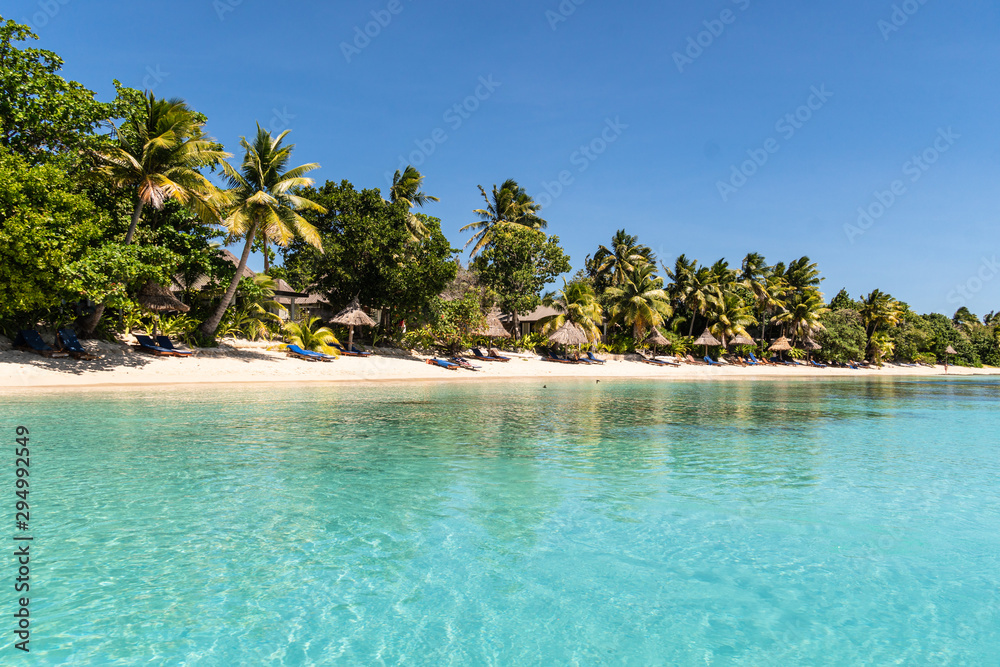 Idyllic turquoise water by an exotic beach in the Yasawa island in Fiji in the south Pacific ocean - obrazy, fototapety, plakaty 