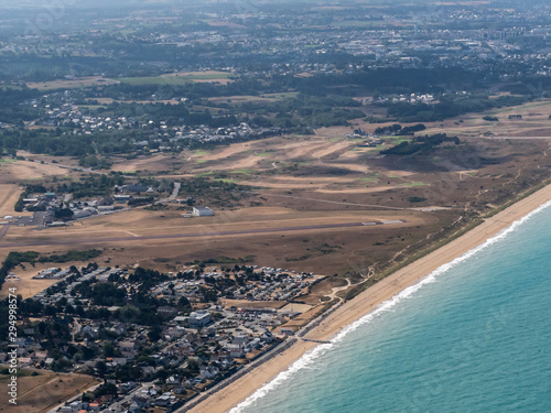 vue aérienne dee l'aérodrome de Granville dans la Manche en France © Francois