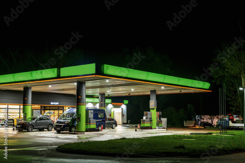 Quadro su tela Nachts an der Tankstelle
