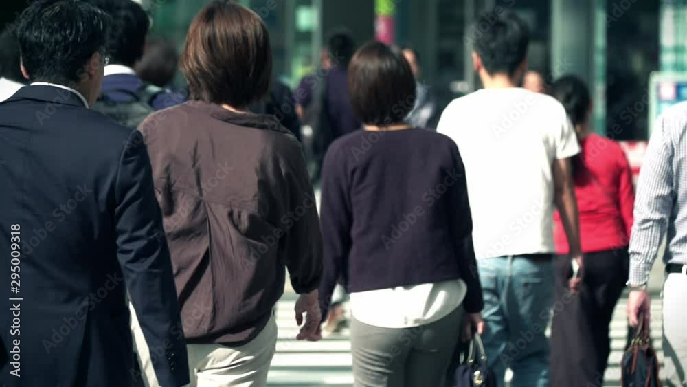 出勤する日本人ビジネスマンの群衆 出勤する日本人ビジネスマンの群衆