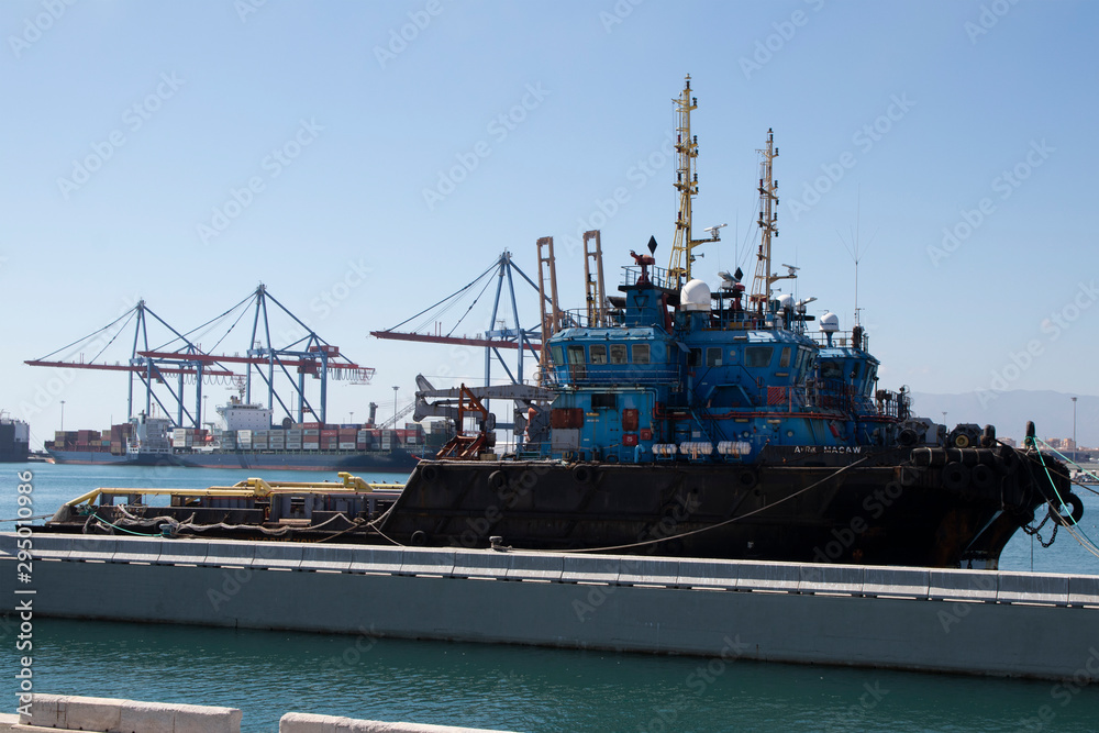 Barco remolcador en puerto