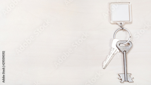 keys on keyring with blank white keychain on board © vvoe