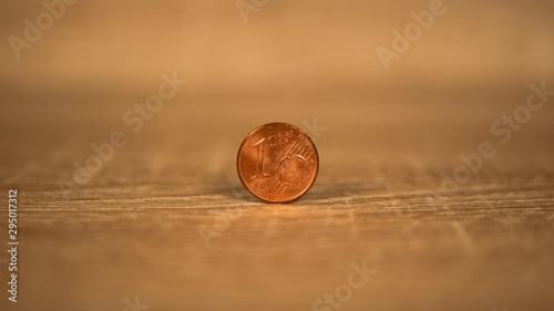 Pièce de 1 centimes debout sur une table photo