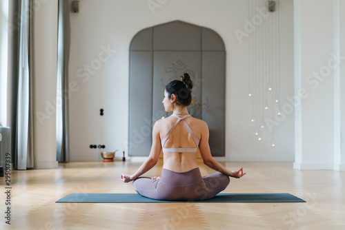 Sportliche junge Frau entspannt sich beim Yoga