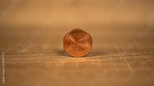 Pièce de 5 centimes debout sur une table