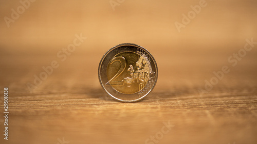 Pièce de 2 euros debout sur une table photo