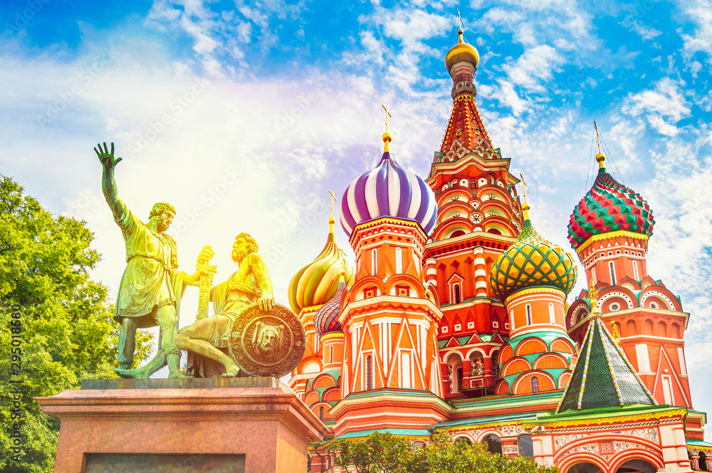St. Basil's cathedral on Red Square in Moscow, Russia - obrazy, fototapety, plakaty 