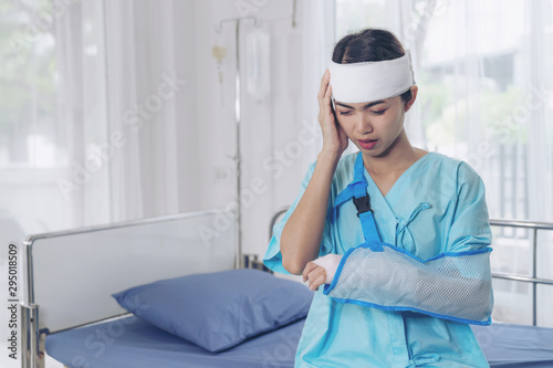 Lonely accident patients injury headache woman in hospital - medical concept