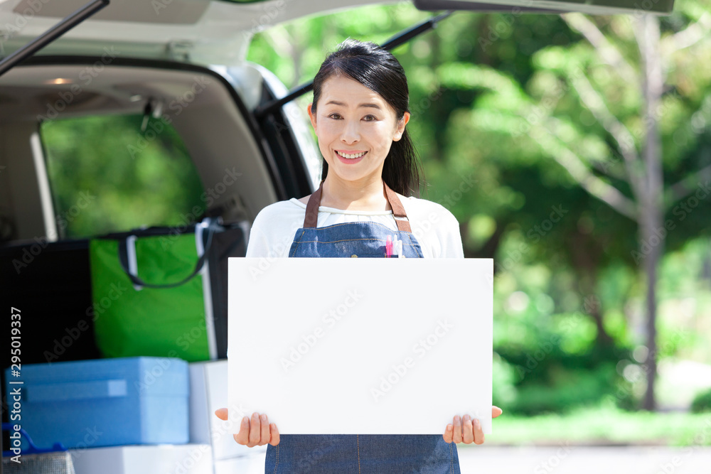 メッセージボードを持つ女性 メッセージボードを持つ女性