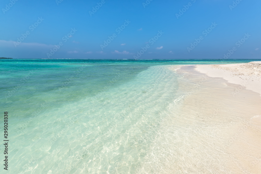 Fotografie Amazing empty wild sandy beach with turquoise water