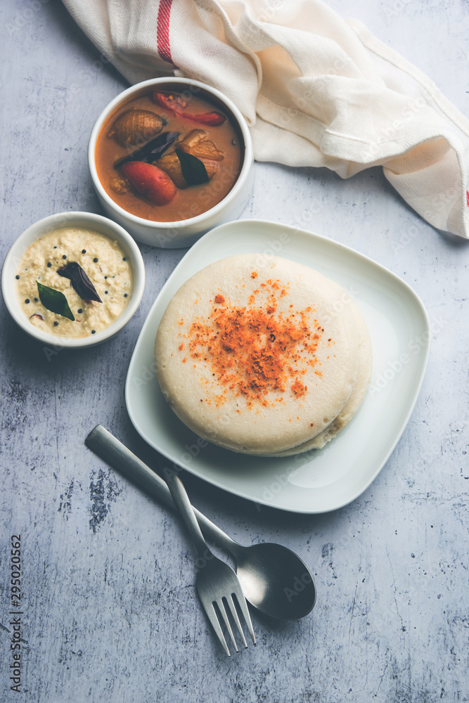 Φωτογραφία Thatte or Taste Idli also known as Plate Idly is a Popular south Indian Food, served with sambar and chutney