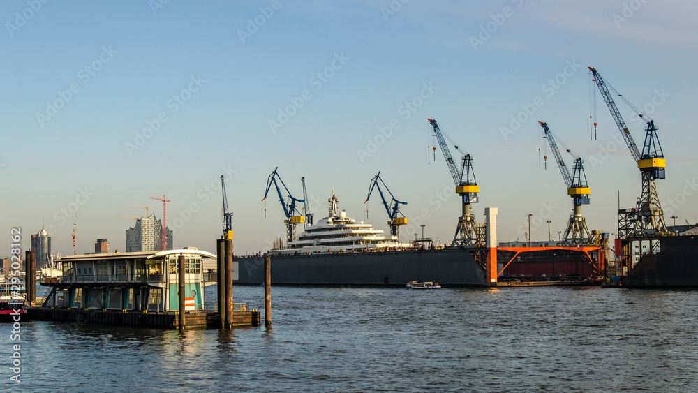 Schiff im Trockendock Hafen Hamburg