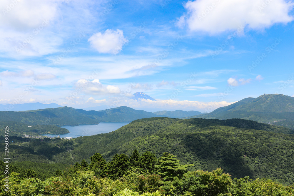 Fototapeta premium 大観山から見た芦ノ湖と富士山（神奈川県箱根町）