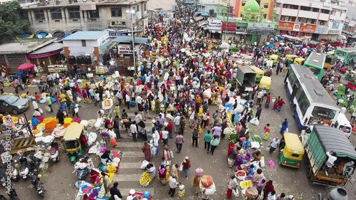 A large market place during peak hours in Bangalore (KR Market).